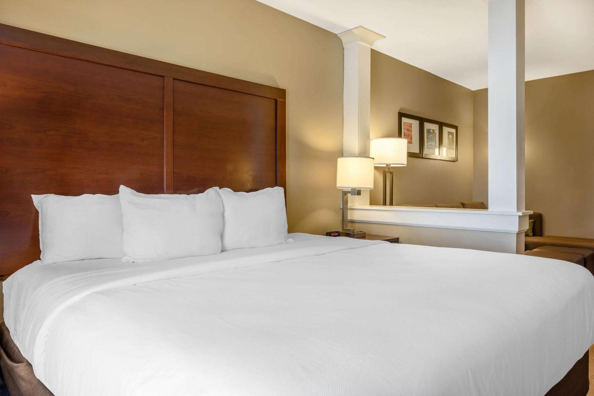 Comfort Inn & Suites At Crossplex Village Birmingham Exteriör bild